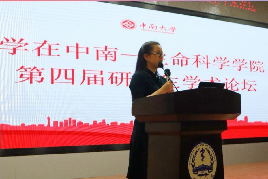 说明: 图片包含 室内, 钟表, 桌子, 前 描述已自动生成