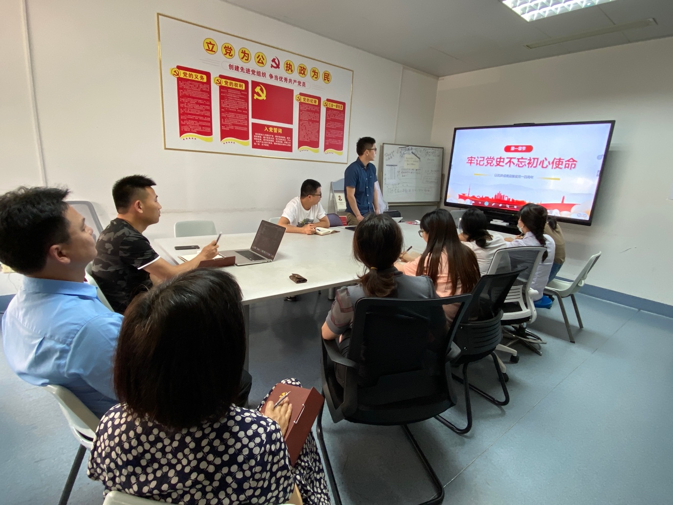说明: A group of people in a classroom Description automatically generated with medium confidence