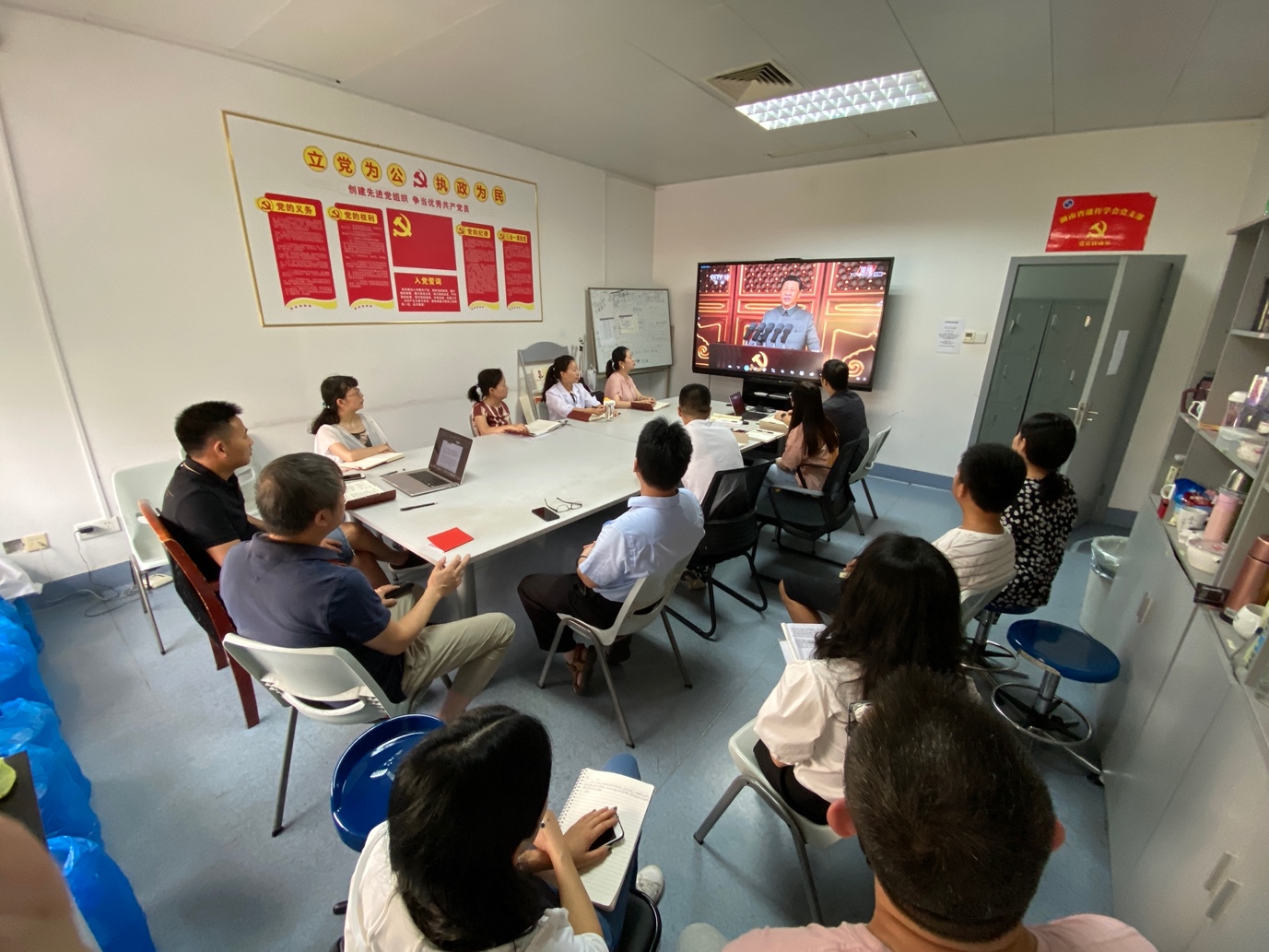 A group of people sitting in a roomDescription automatically generated with low confidence