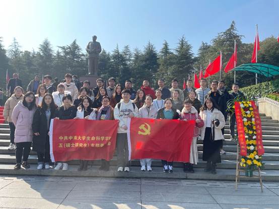 人们在看台上的人在街道上游行 中度可信度描述已自动生成