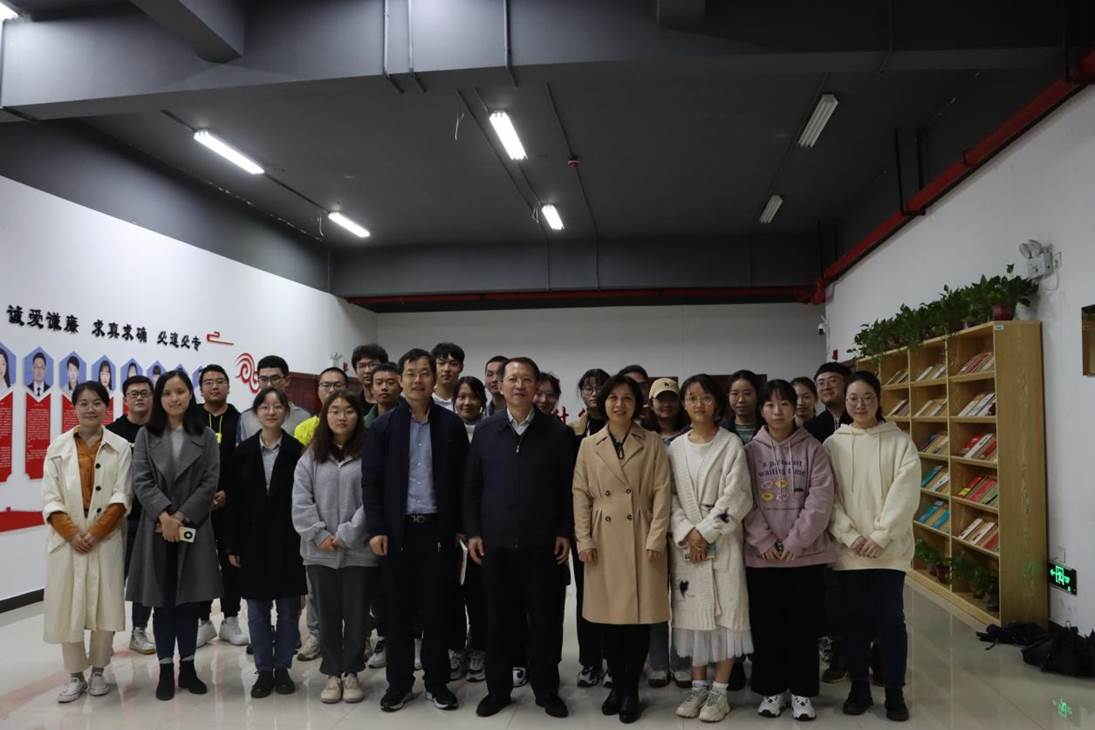 陶书记与学生党员代表、临床八年制学生合影