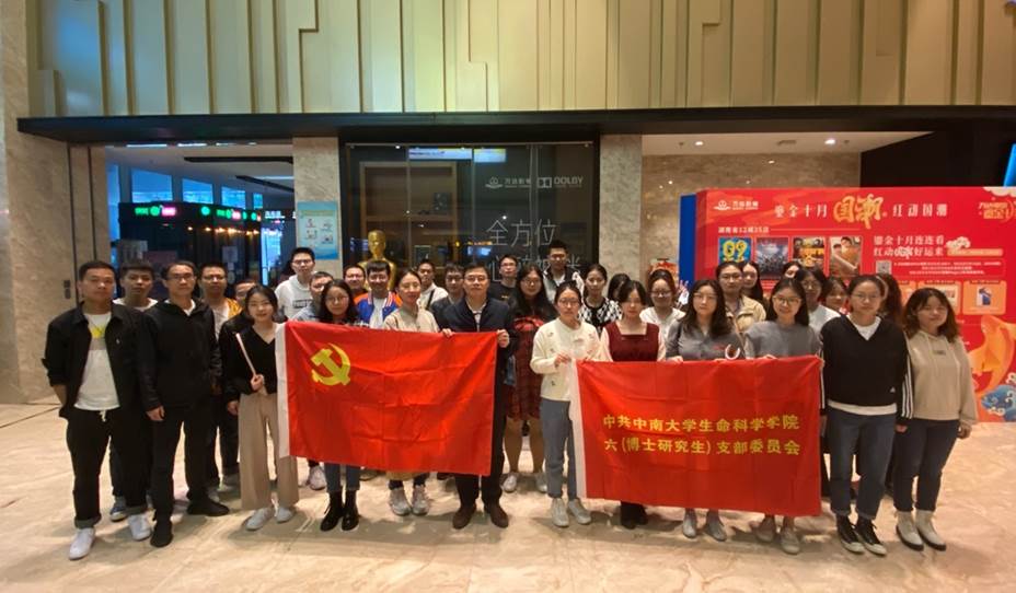 一群人站在台上 中度可信度描述已自动生成